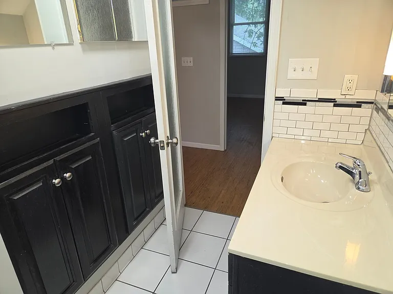 604 Florence Ave — Photo 11