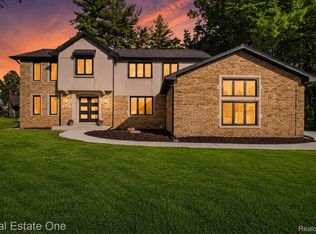 2141 Hickory Leaf Ct N, Rochester Hills, MI 48309