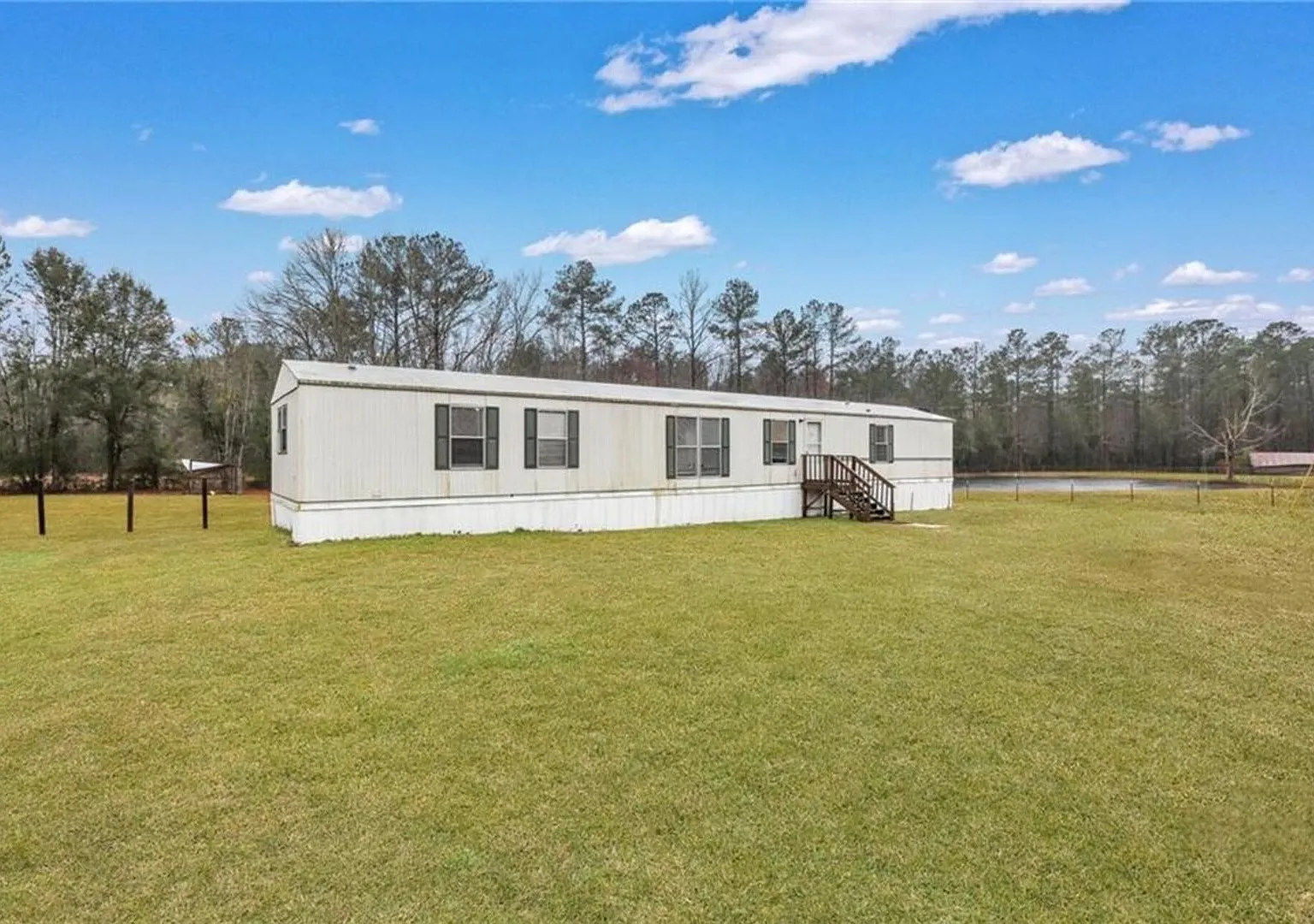 Bright & Welcoming 3BR Home with Open Layout in Ellabell — Photo 2