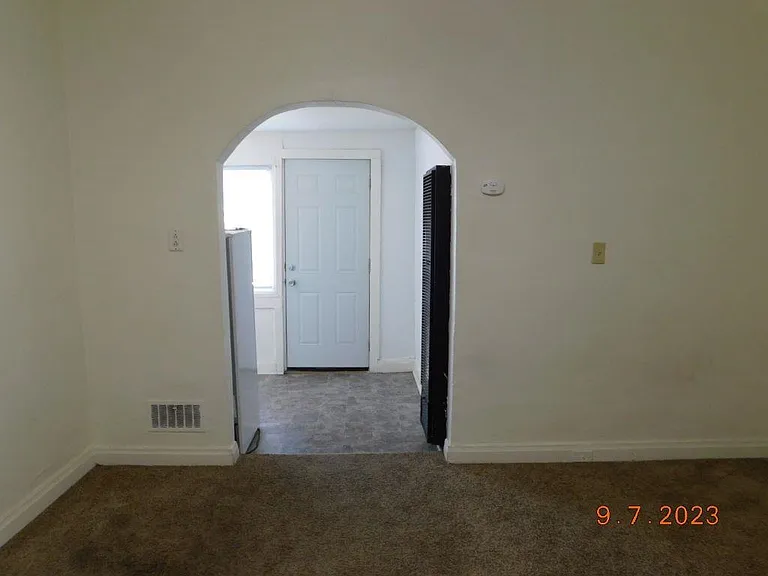 802 E 6th St #4 — Photo 2