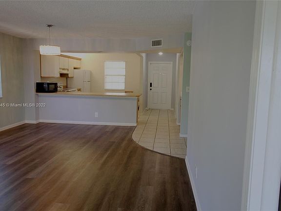 4th image of 960 NW 45th St #8