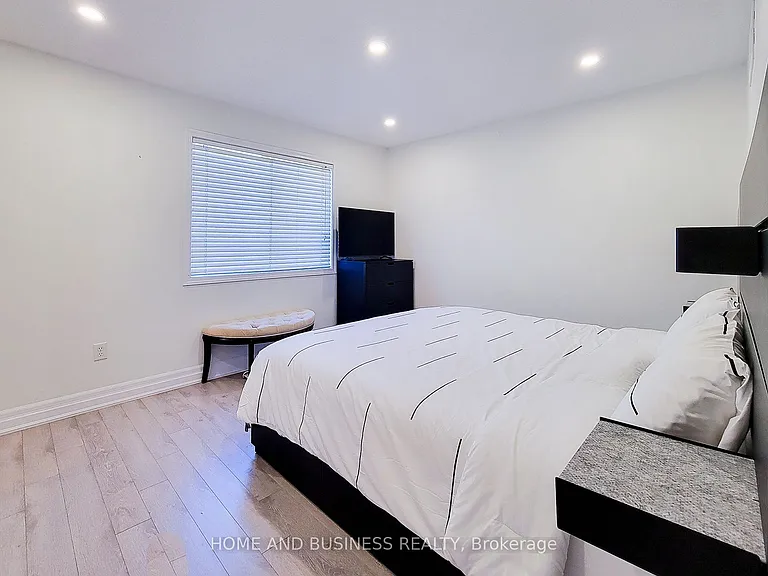 2374 Baintree Cres — Photo 17