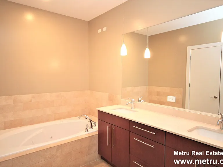 2358 W School St #4W — Photo 10