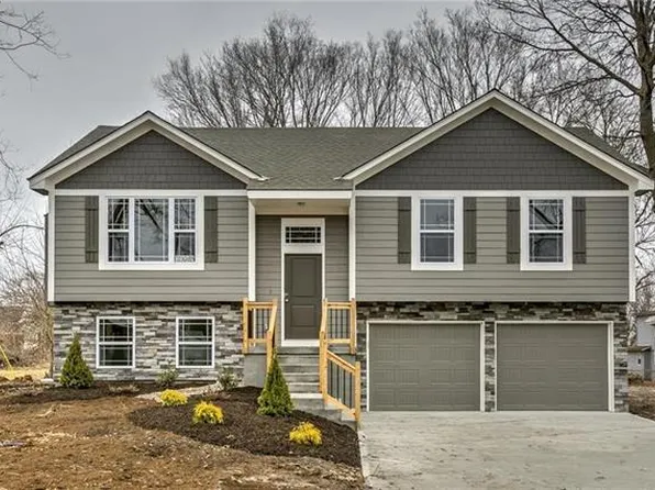 20608 Copper Creek Dr, Peculiar, MO 64078