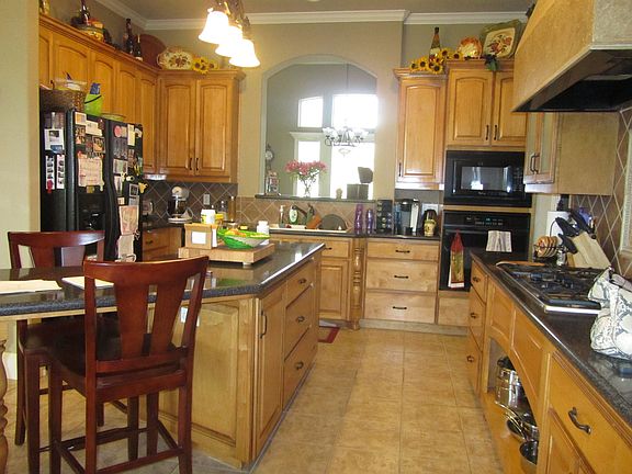 Kitchen w/silestone counter tops, large pantry, and plenty of cabinet space
