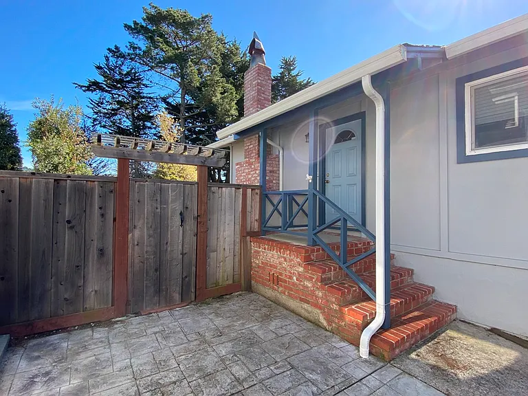 1091 Banyan Way — Photo 2