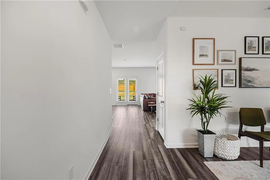 4 bed, 2.5 bath, 2181 sqft, $2,400 — Photo 4