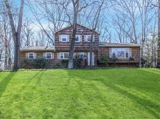 899 Briarwoods Rd, Franklin Lakes, NJ 07417