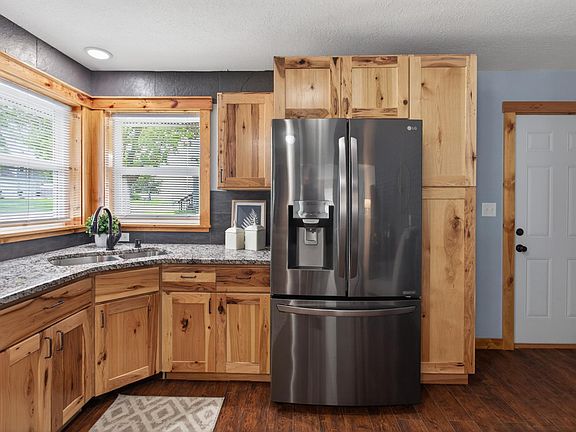 5th image of 605 5th St NE