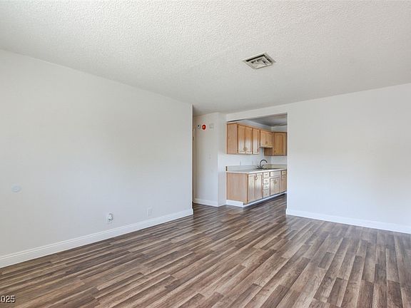 5th image of 304 Elliott Ave
