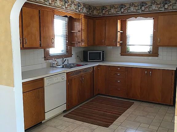 5th image of 1654 W Main St