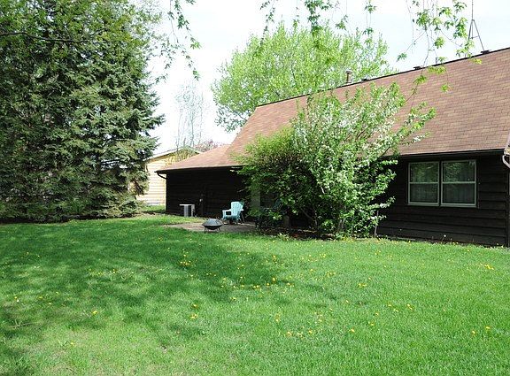 2nd image of 1980 Blueberry Ln