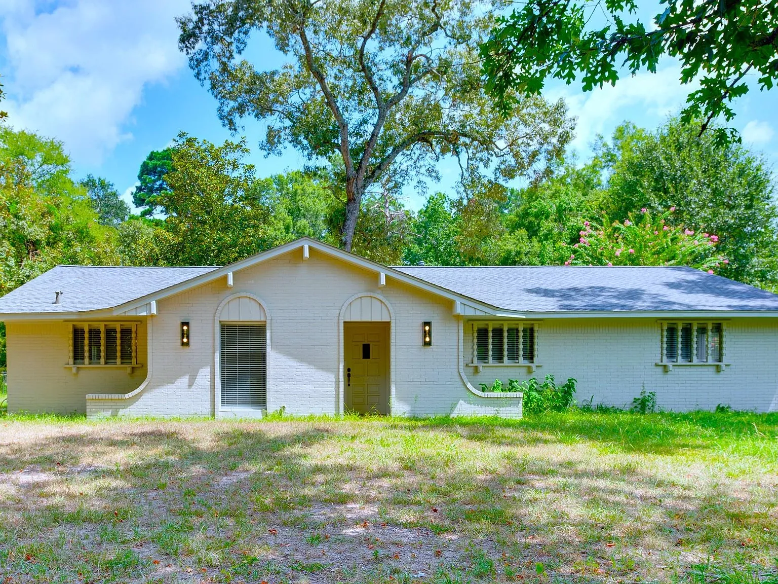 3 bed, 2.5 bath, 1945 sqft, $2,199 — Photo 2