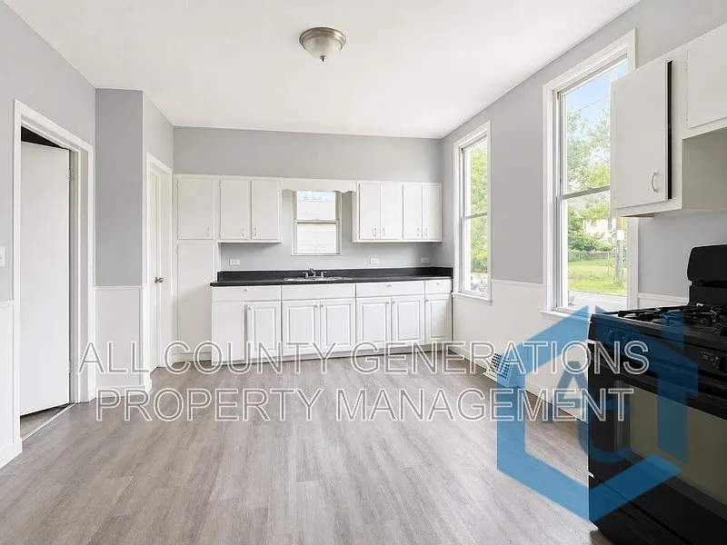 2 bed, 1.0 bath, $1,050 — Photo 2