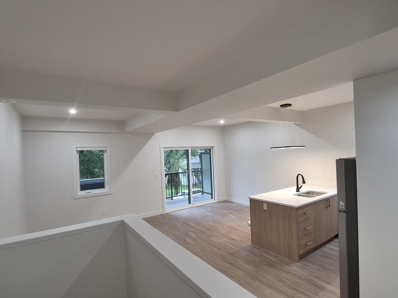 3 bed, 1030 sqft, $2,350 — Photo 3