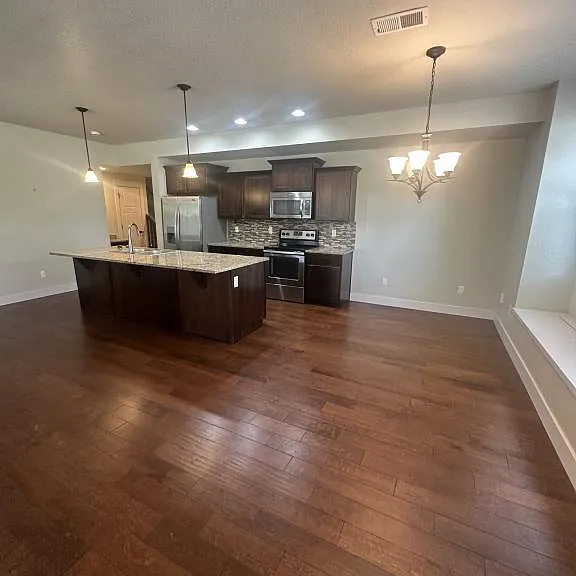 2122 Sandbur Dr — Photo 2