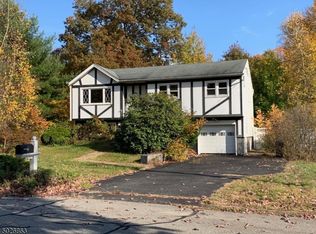 12 Whitewood Ln, Oak Ridge, NJ 07438