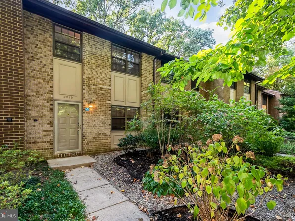 2049 Headlands Cir, Reston, VA 20191