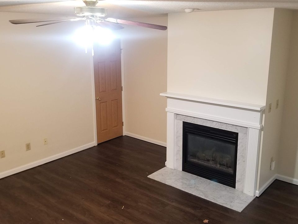 Spacious Living Room w/ Gas Fire Place and Closet.