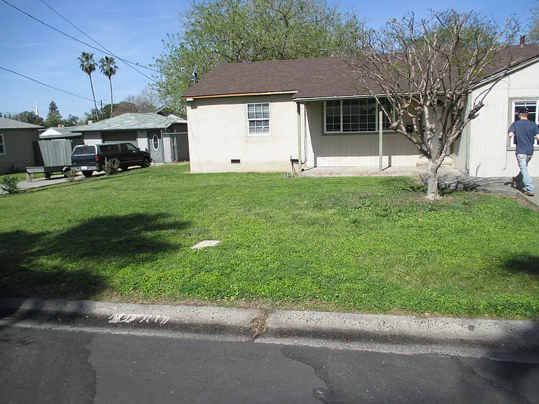 15 La Palma Dr — Photo 3