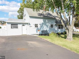 15 Red Cedar Dr, Levittown, PA 19055