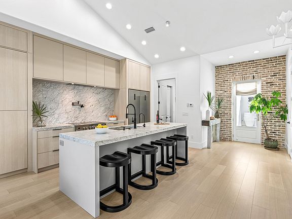 4th image of 203 Carson Ln