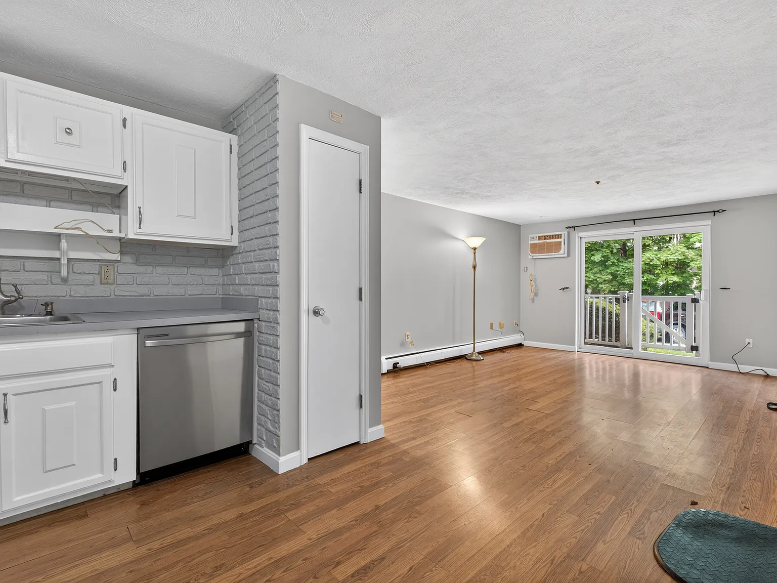 2 bed, 750 sqft, $2,400 — Photo 4