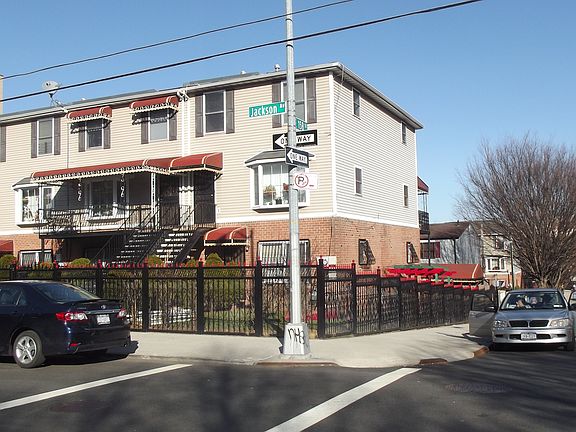 5th image of 804 Jackson Ave