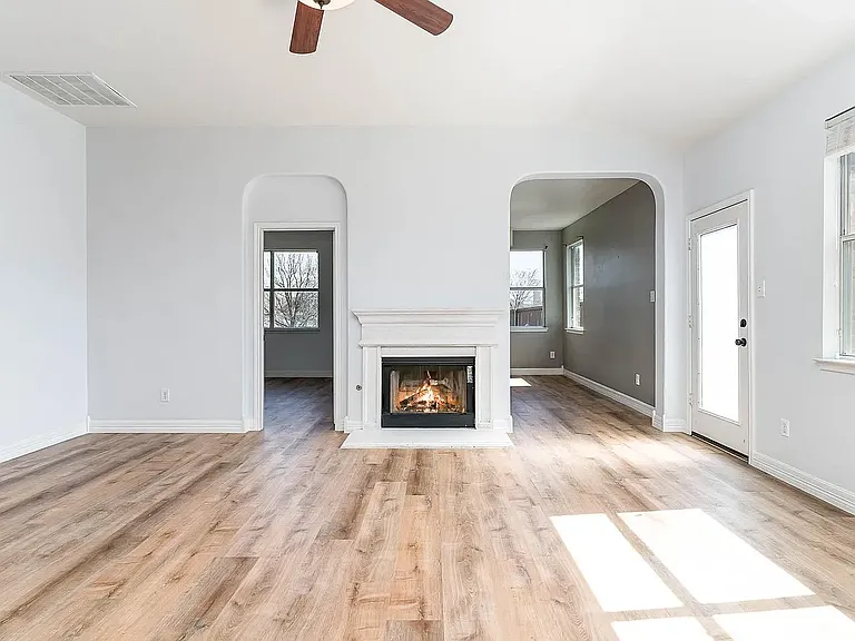 1300 Clear Creek Dr — Photo 3
