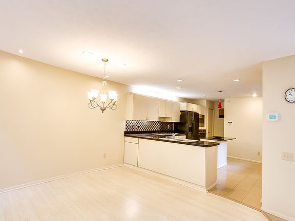 5th image of 15 Windrush Ln