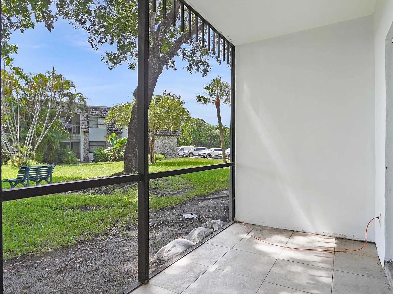 2 bed, 2.0 bath, 1050 sqft, $2,000 — Photo 2
