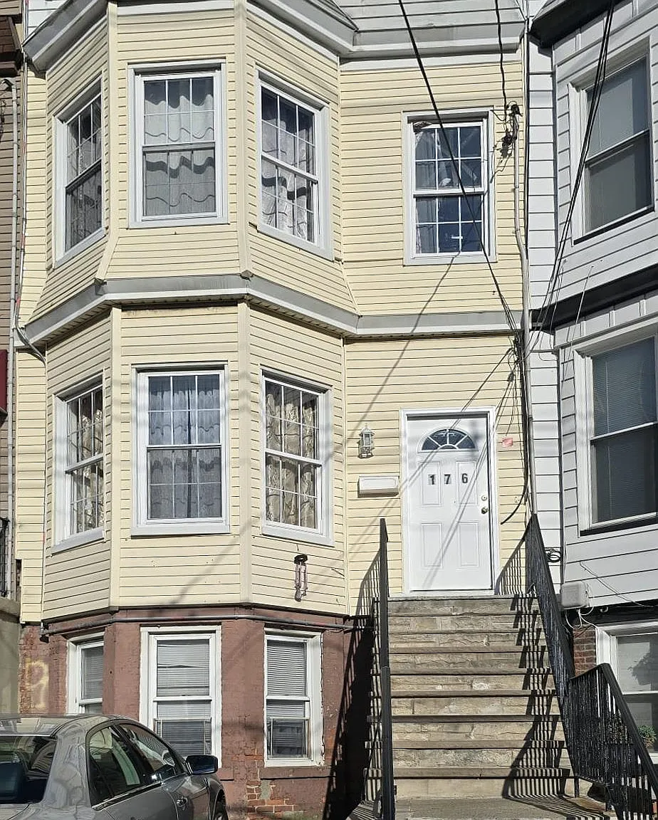 3 bed, 1.0 bath, $2,600 — Photo 1