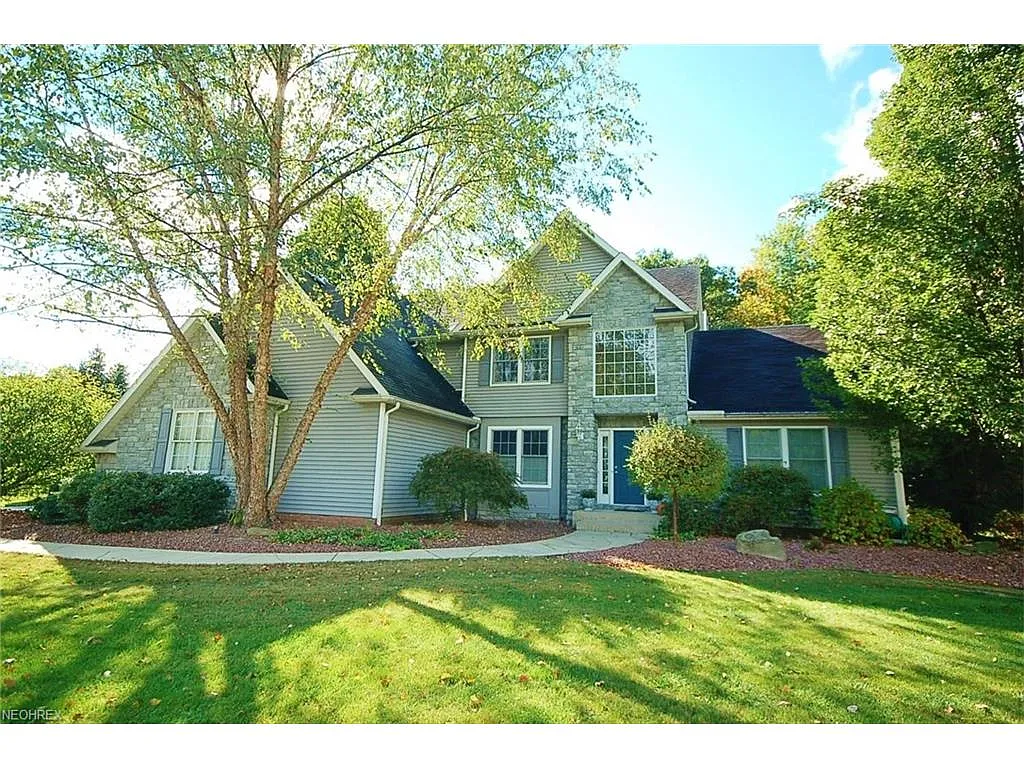 1055 Cambridge Ct NE photo 1