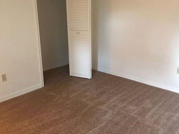 1st floor bedroom w/ closet