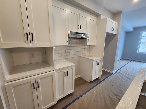 3rd image of 685 Taliesin Cres #1