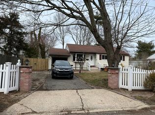 11 W Willow St, Brentwood, NY 11717