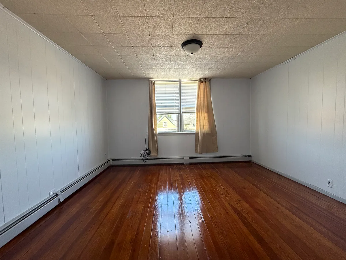 Building Photo - 98 Andrew St #3