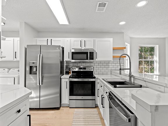 Fully remodeled kitchen w/ stainless steel appliances