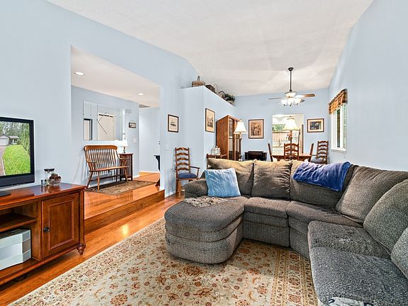 4th image of 13907 Lakeview Way NW