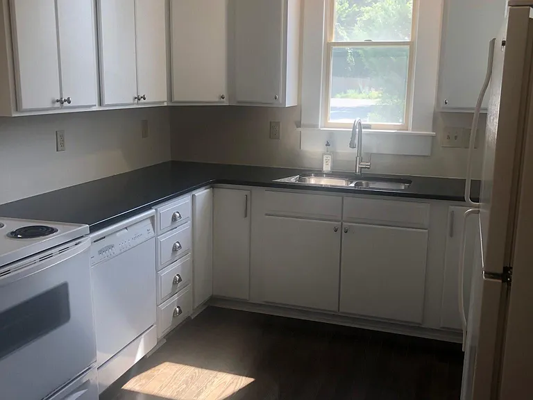 325 E University St — Photo 13