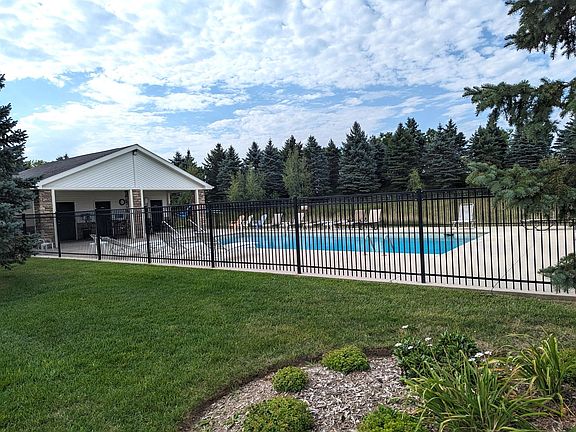 3rd image of 303 Creekside Pl