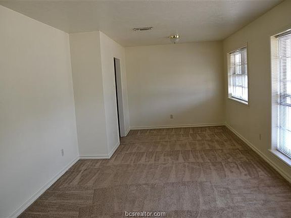 3rd image of 1801 Medina Dr