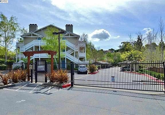 2nd image of 2483 Creekside Ct