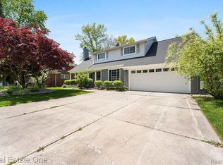 19969 Fairway Dr, Grosse Pointe Woods, MI 48236