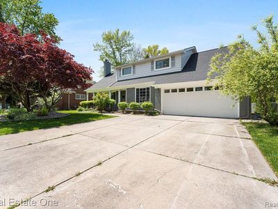 19969 Fairway Dr, Grosse Pointe Woods, MI, 48236