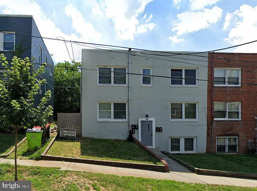 421 Burbank St SE — Photo 1