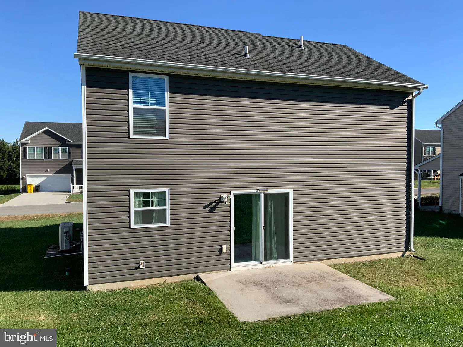 3 bed, 2.5 bath, 1328 sqft, $2,200 — Photo 2