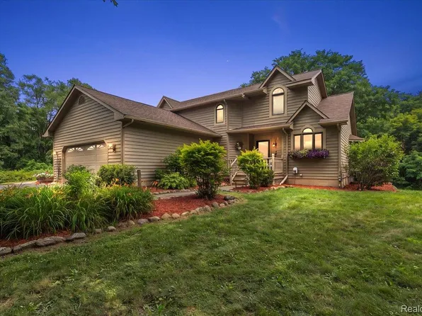 1650 Cobblestone Ln, Oxford, MI 48371