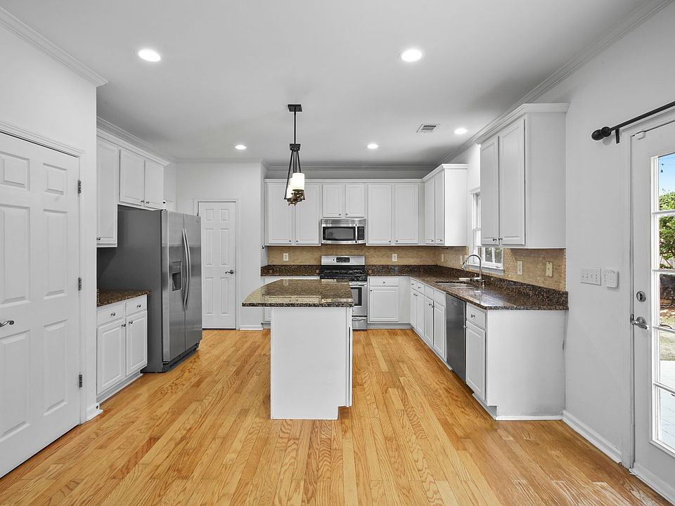 1st image of 301 Berkeley Ct SE