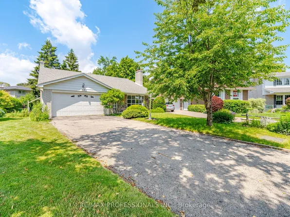 30 Grasspoint Cres, Toronto, ON M9C 2V1